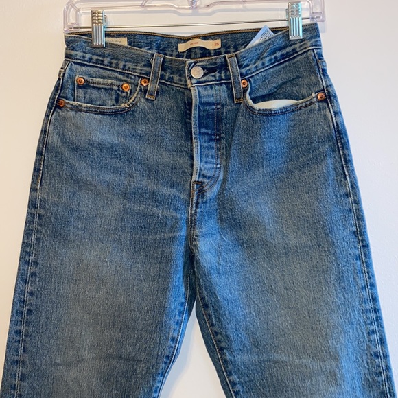 Levi’s Wedgie High Waist Crop Jeans - Picture 2 of 7